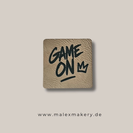 Label - " GAME ON " - ca. 5 cm x 5 cm - Kunstleder ++ Farbauswahl ++