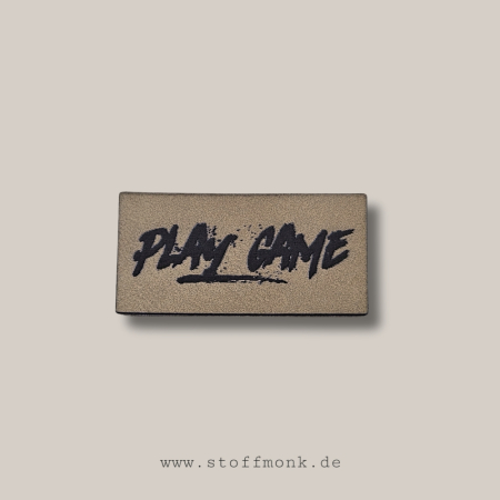 Label  " PLAY GAME " -  ca. 2,3 x 4,6 cm - Kunstleder ++ Farbauswahl ++