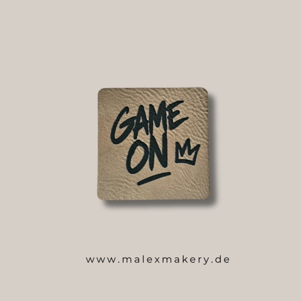 Label - " GAME ON " - ca. 5 cm x 5 cm - Kunstleder ++ Farbauswahl ++