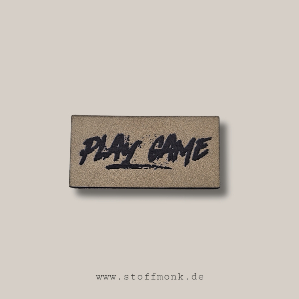 Label  " PLAY GAME " -  ca. 2,3 x 4,6 cm - Kunstleder ++ Farbauswahl ++