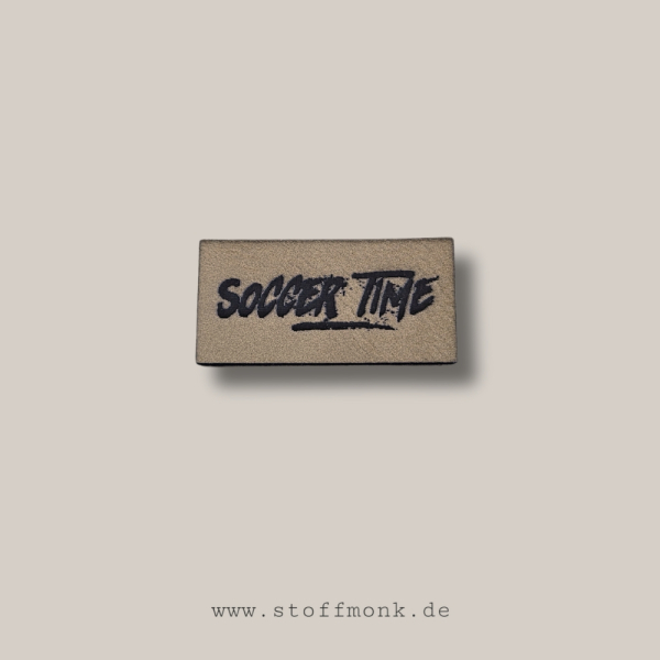 Label  " SOCCER TIME " -  ca. 2,3 x 4,6 cm - Kunstleder ++ Farbauswahl ++
