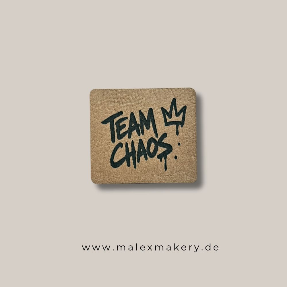 Label - " TEAM CHAOS " - ca. 5 cm x 4 cm - Kunstleder ++ Farbauswahl ++