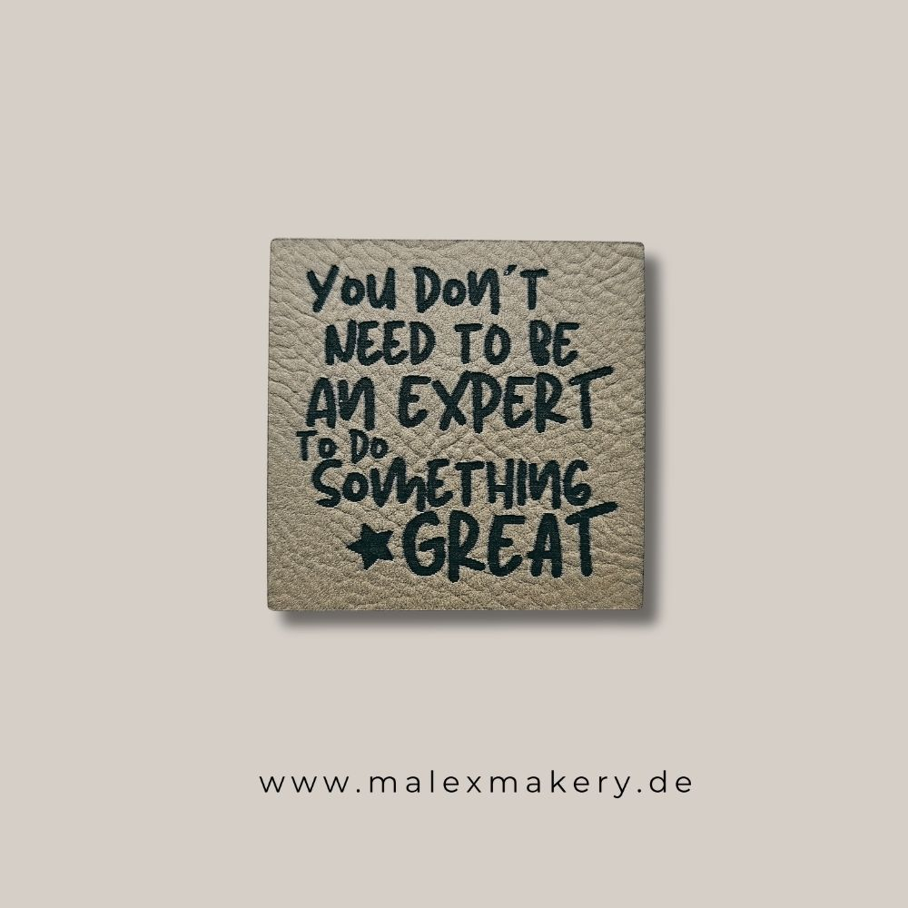 Label  " YOU DON´T NEED TO BE AN EXPERT... " -  ca. 5 cm breit - Kunstleder ++ Farbauswahl ++